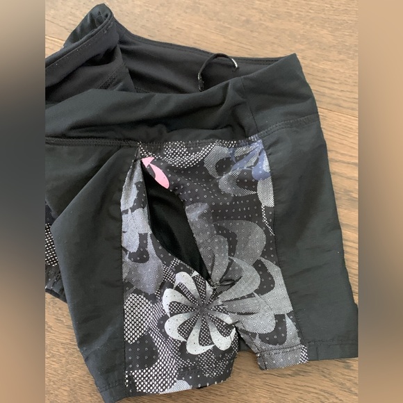 Nike girls youth shorts size youth S for age 8 colour black - Picture 3 of 6